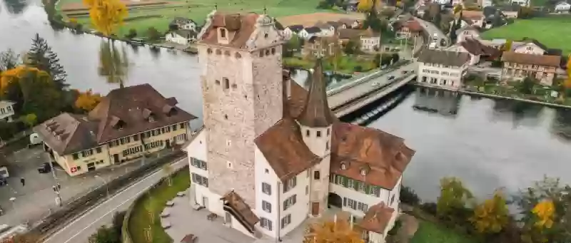 Website_Titelbild_Schloss_Drohne_1900x810px