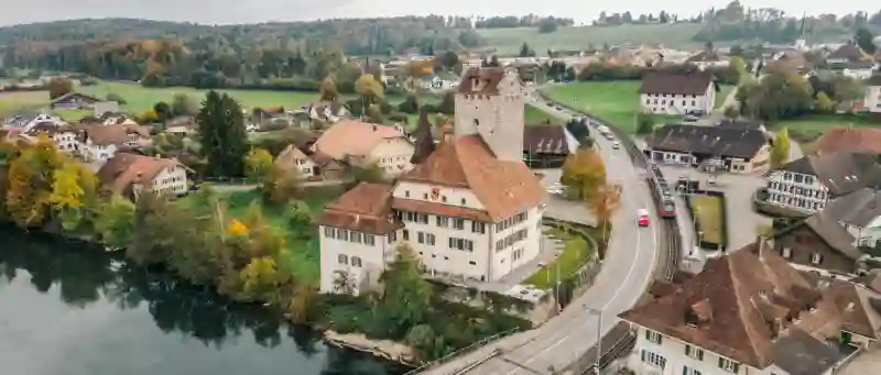 Website_Titelbild_Schloss_Strasse-Zug_1900x810px